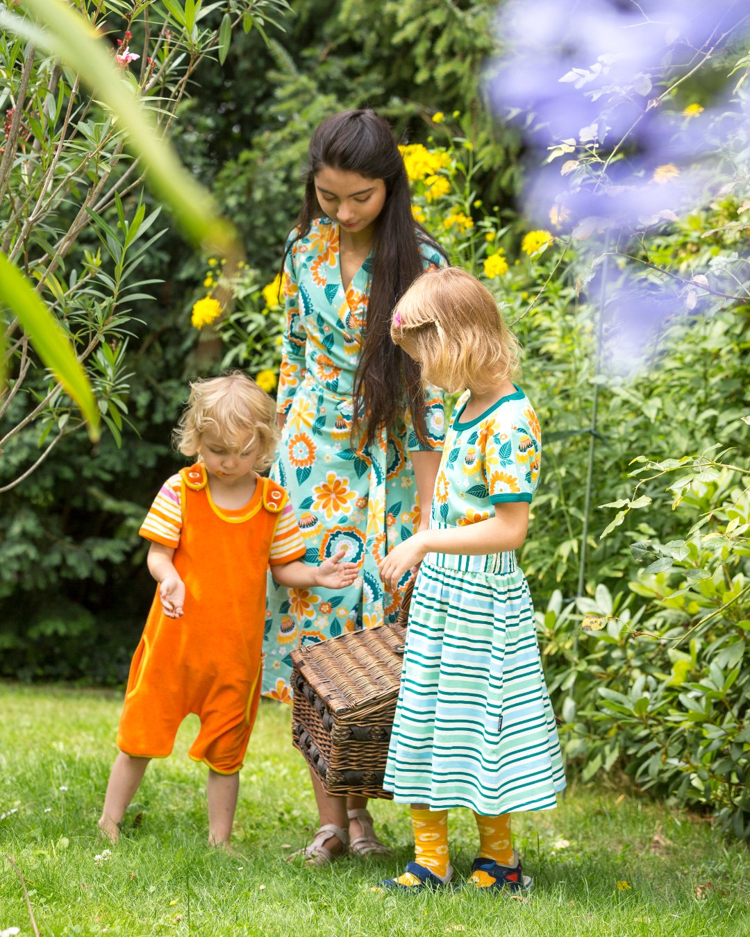 Kinder im Garten mit moromini Outfit aus Biobaumwolle 